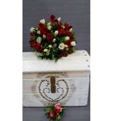 Красные свадебные букеты