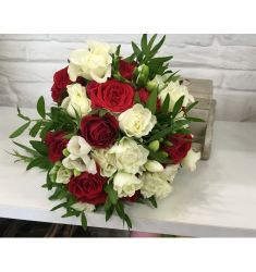 Красные свадебные букеты