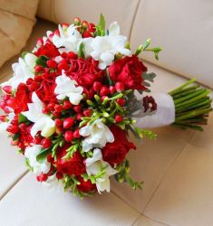 Красные свадебные букеты