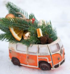 Машинка с елочкой на крыше