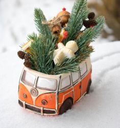 Машинка с елочкой на крыше