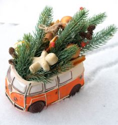 Машинка с елочкой на крыше